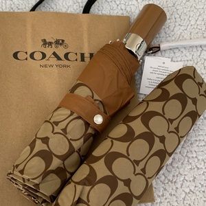 COACH Signature Umbrella
Gold/Khaki/Saddle